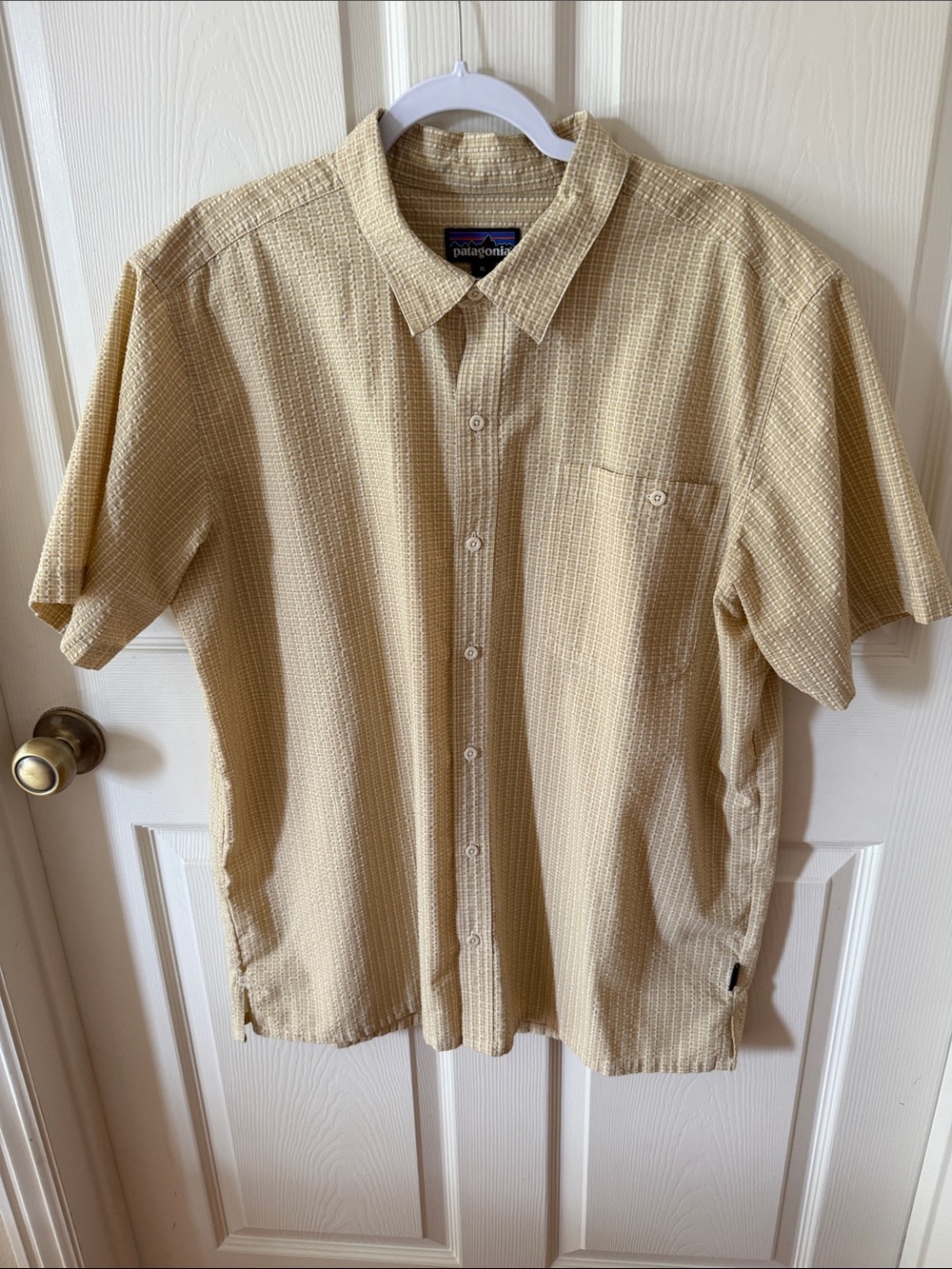 Patagonia Men’s Short-Sleeve Button-Down Shirt — Light Tan Sz  L.  Box52